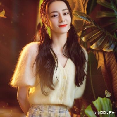 迪丽热巴：娱乐圈璀璨之星的魅力与启示
