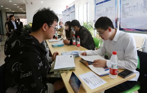 埋头苦读不如当网红？经历过的人才知道，别轻易相信读书无用论