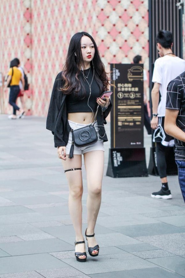 街拍：图1张俪会玩，肚脐眼儿还要镶钻！图2露脐装美女大腿亮了