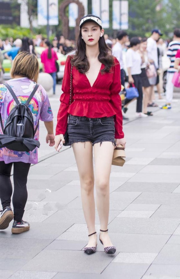 街拍：图1张俪会玩，肚脐眼儿还要镶钻！图2露脐装美女大腿亮了