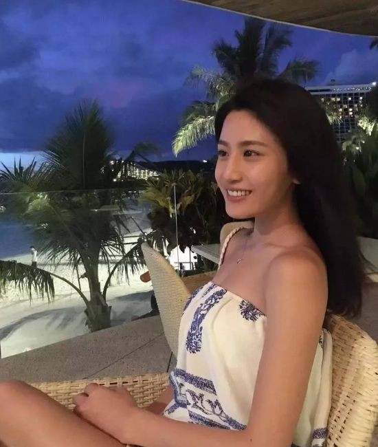 香港知名模特，因密会某太子被拍毁前程，今奉子成婚幸福满满