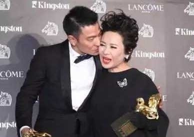 娱乐圈中的5对干妈干儿子，前3对关系很好，唯独她出轨干儿子！