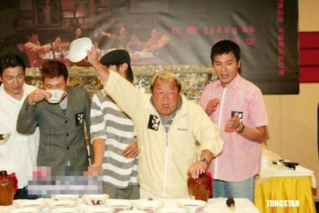 娱乐圈嗜烟酒如命的十大明星（图）