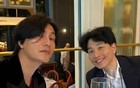 陈坤与儿子合影，庆祝其大学毕业