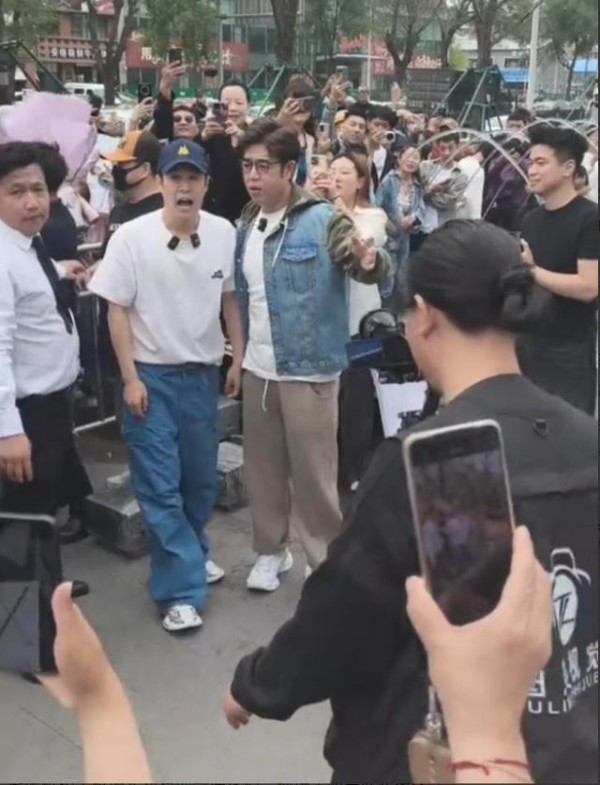 小沈阳故宫行引围观 音乐事业再起航