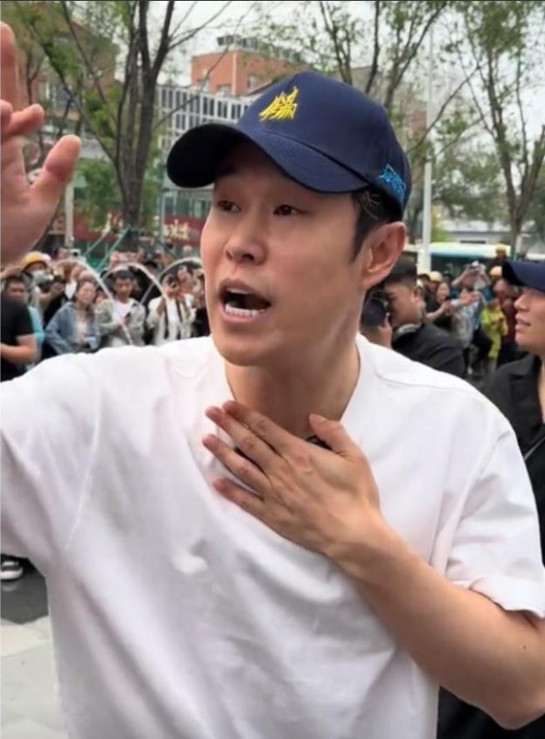 小沈阳故宫行引围观 音乐事业再起航