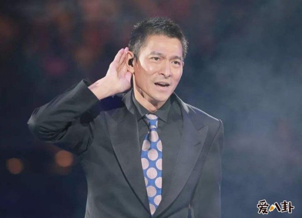 粉丝向刘德华求婚