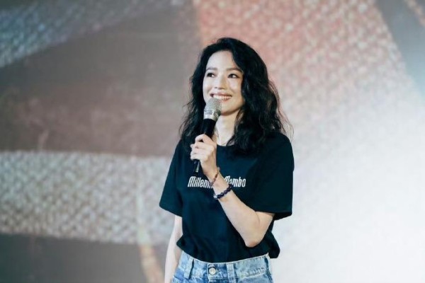 舒淇的个性穿搭风格，简约时尚有魅力，松弛感美得自然又大方