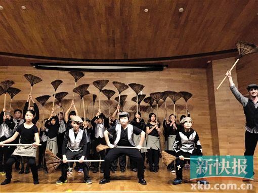 ■学员在音乐剧《欢乐满人间》中表演集体舞。