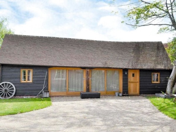 新颖卡特小屋豪华农场酒店(Luxury Cart Lodge Set on The Farm Which Featured in The 'Darling Buds)