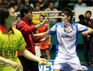 林丹怒摔球拍再与李矛对骂 李炫一：他不比李宗伟强