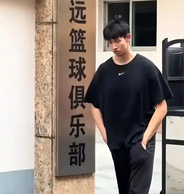 CBA转会暗战升级：3方博弈背后的新星困局与球迷冲突