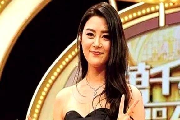 37岁女星求生摆摊当服务员转型