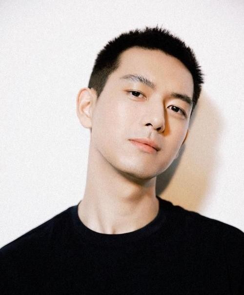 短发男明星