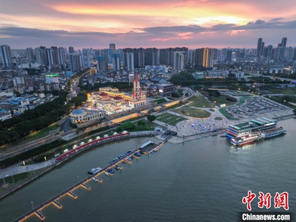 图为航拍傍晚的亭子码头。　陈冠言 摄