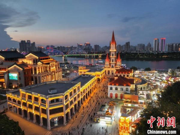 图为航拍亭子码头的欧陆风情商业街。　陈冠言 摄