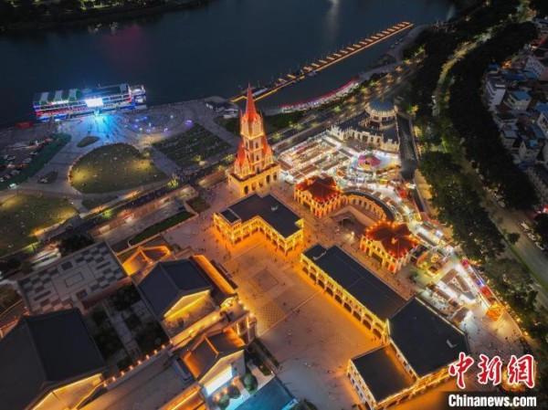图为航拍亭子码头的欧陆风情商业街。　陈冠言 摄