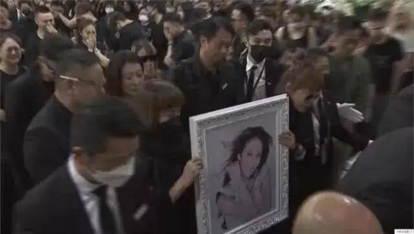 李玟出殡全场悲痛，千万歌迷哭喊声不停， 一代歌坛巨星谢幕！