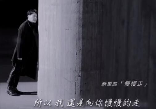 张信哲花六百万做2首歌，听到记者建议再唱20年，反应超萌