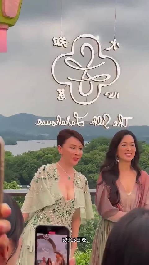 汤唯竟然能和刘嘉玲和谐共处,果然是专业演员啊,一点都不尴尬的