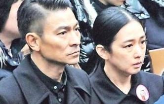 朱丽倩年轻照片曝光，身材颜值不输明星，难怪刘德华宠了她30年！