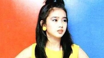 朱丽倩年轻照片曝光，身材颜值不输明星，难怪刘德华宠了她30年！