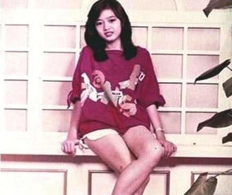 朱丽倩年轻照片曝光，身材颜值不输明星，难怪刘德华宠了她30年！