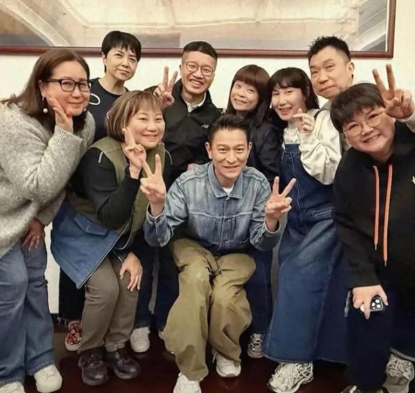 63岁刘德华近况曝光！参加朋友聚会，身材干瘦，弯腰驼背星味全无