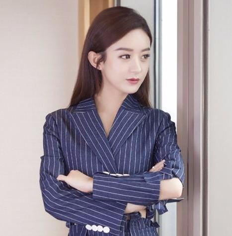 赵丽颖拍摄海报花絮流出，颖宝化身霸道总裁，网友：太会撩了