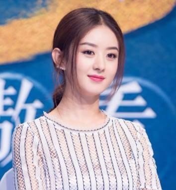 赵丽颖拍摄海报花絮流出，颖宝化身霸道总裁，网友：太会撩了