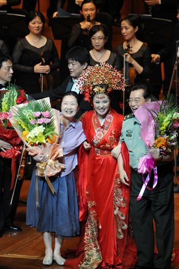 图为雷佳与两位恩师邹文琴（左一）李双江（右一）谢幕