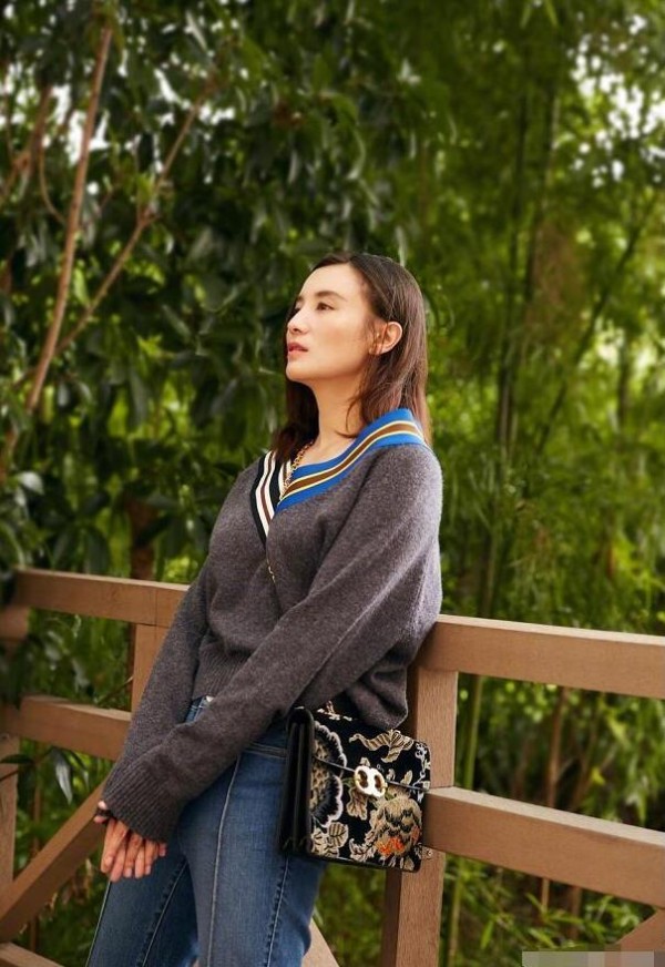 “女星”秋季造型真美！宋佳潮流十足，姚晨复古迷人！她最清新！