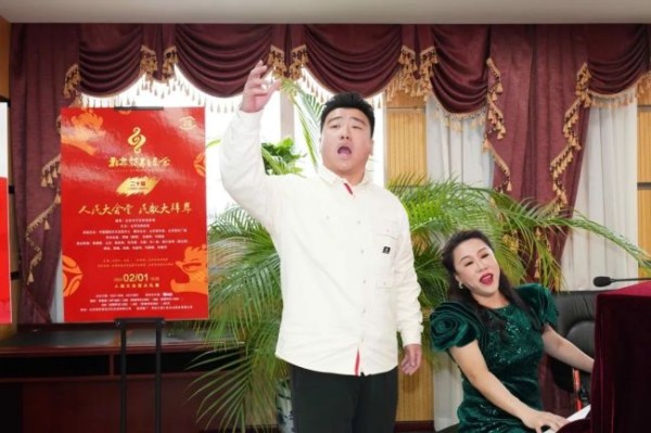 青年歌唱家陈钰和封嘉伟为新战士父母献唱《两地书母子情》 （图源：受访者供图）