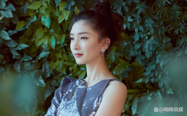 江疏影自爆单身，网友热议纷纷：女神的情感世界成焦点