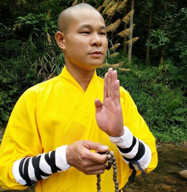 影视巨星李威龙为情所困剃度出家