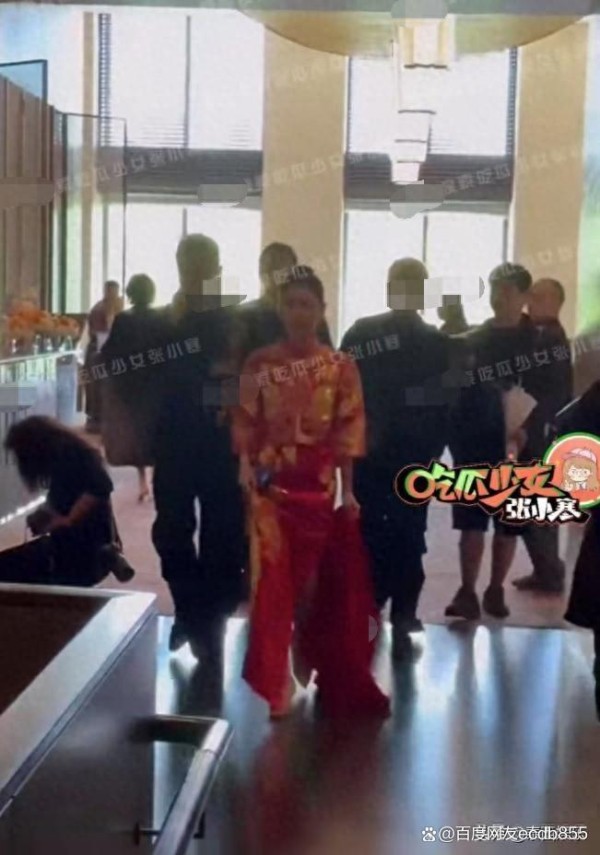 汪小菲婚礼曝光，中式礼服低调奢华，与大S婚礼对比鲜明