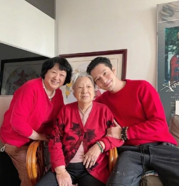 黄晓明杨颖传世纪大复婚，男方戴回无名指戒指，杨颖默契回应。