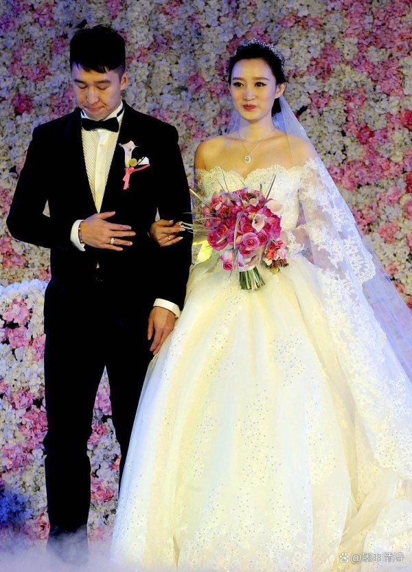 汪小菲再婚场面太豪，马筱梅红裙惊艳全场，大S婚礼却出大糗