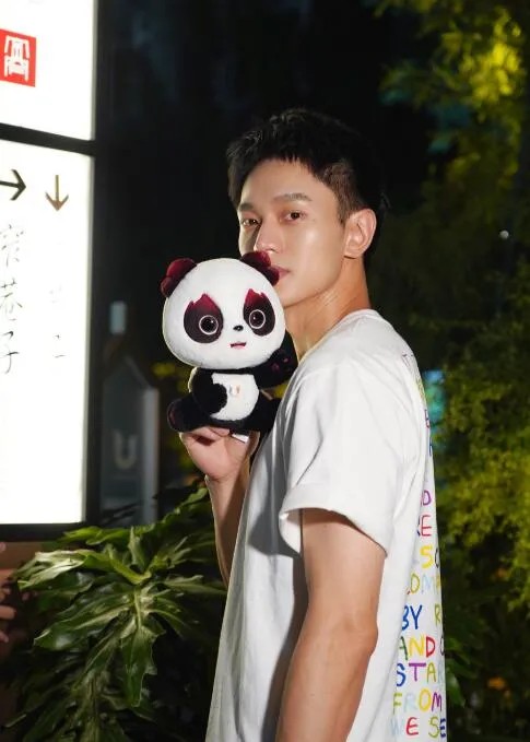 黄曦彦个人资料介绍，他年龄几几年哪个经纪公司的？