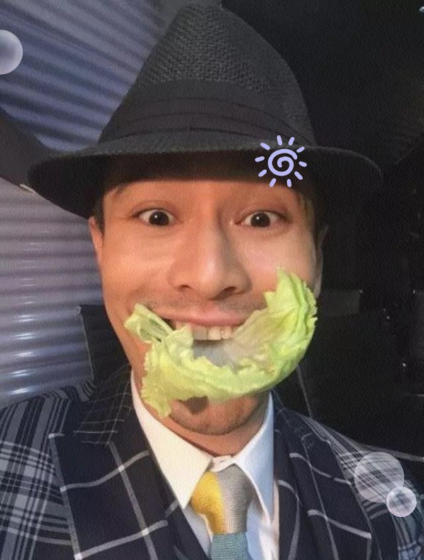 艺人背后的推动力：经纪人角色的多重解析