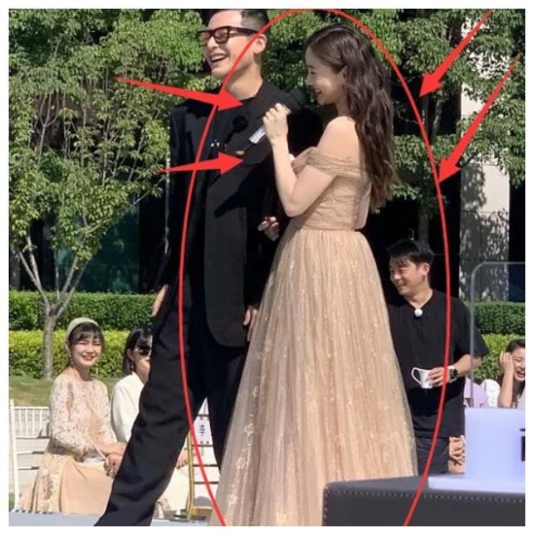 女明星比美多激烈？当baby和何穗张天爱同框，隆重过头了