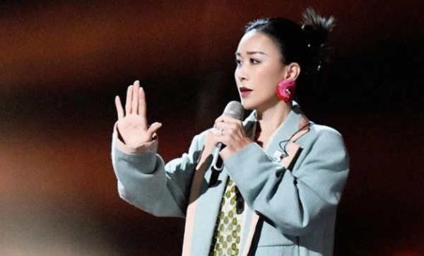 56岁的那英被私生饭追摔倒！画面曝光，网友心疼：放过她吧