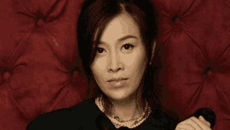 50岁的那英很拼命, 穿内衣出来捞金走场, 网友说这件衣服有毒?