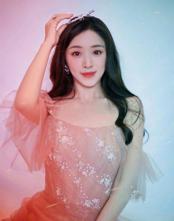 张含韵新剧角色转型，合作两位老戏骨，网友：其样貌违和