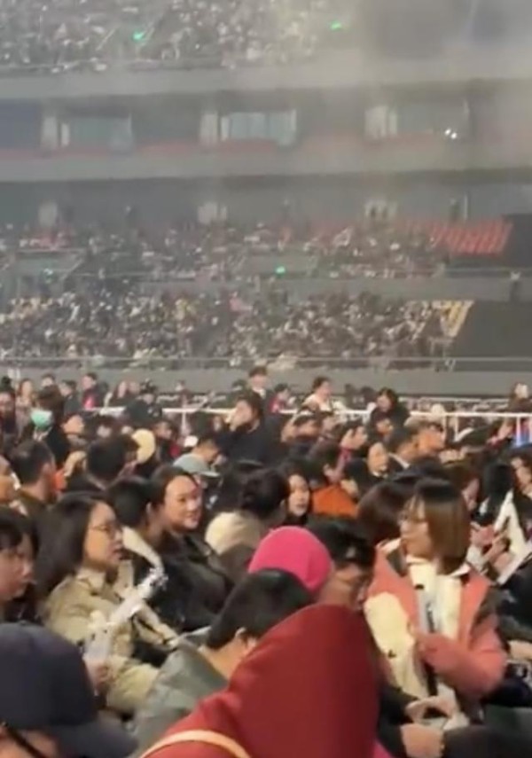 林忆莲南宁演唱会回忆，女儿悄现现场引关注，歌声中感受温暖亲情