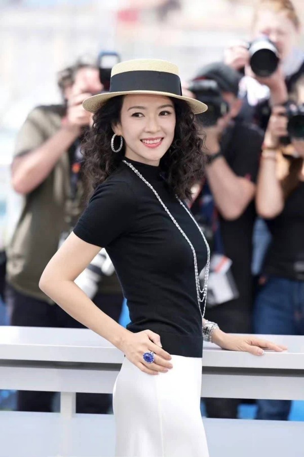 章子怡三年如一日穿同一条裤子，大明星的节俭生活令人惊叹！