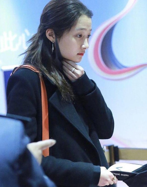 明星机场秀,蔡依林急匆匆,沈梦辰真人美,关晓彤素颜似大妈