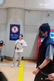 肖战北京机场现身，时尚穿搭引爆网络，这是行走的时尚杂志封面！
