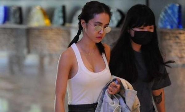 不要被摆拍的明星机场照骗了，这才是他们在机场真实的样子