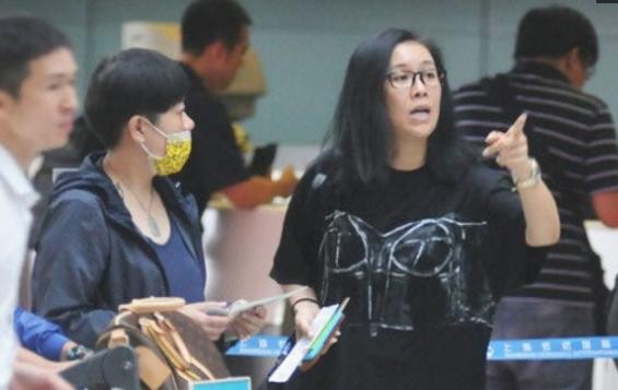 不要被摆拍的明星机场照骗了，这才是他们在机场真实的样子